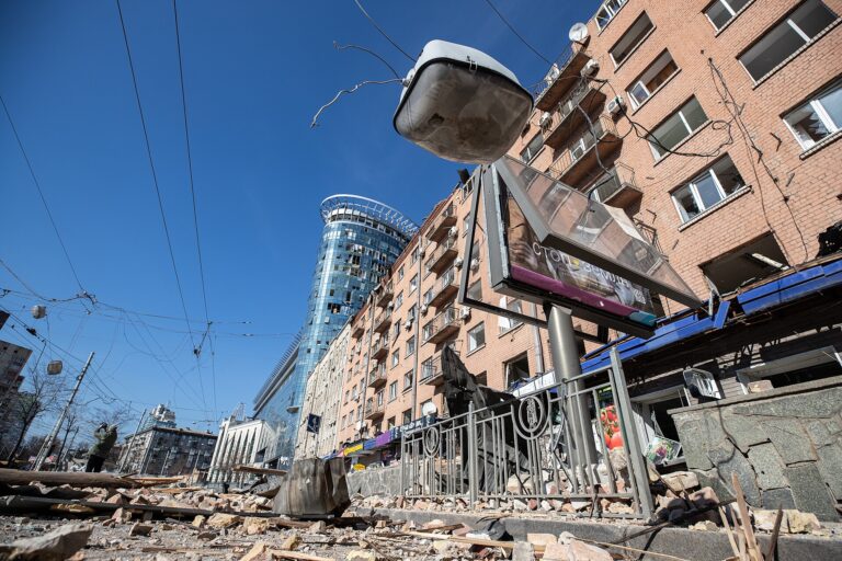 Daños de guerra en Kiev, 15 de marzo de 2022. Escombros y edificios dañados tras el bombardeo.