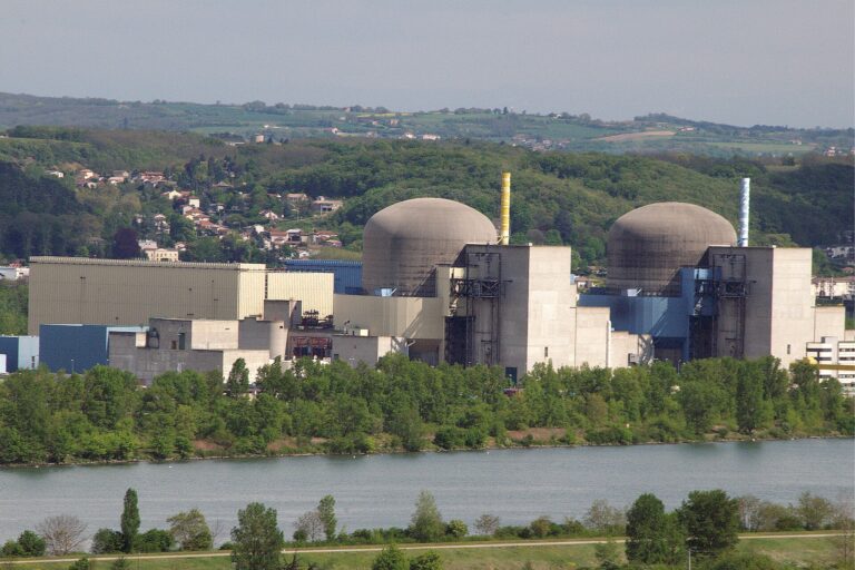 Vista de la central nuclear de Saint-Alban, con varios reactores visibles junto al río.