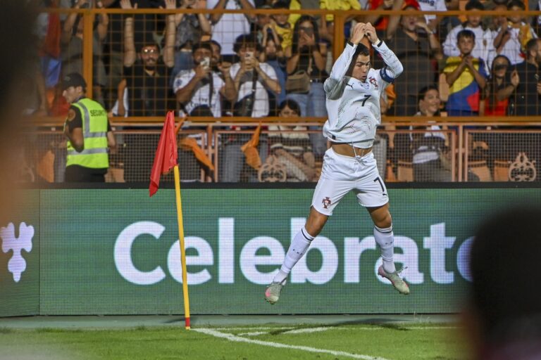 Cristiano Ronaldo celebra un gol durante un partido de clasificación mundialista en Erevan.