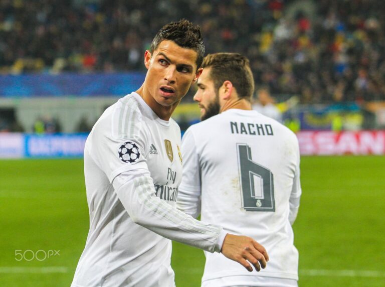 Cristiano Ronaldo en el campo de juego con un compañero durante un partido.