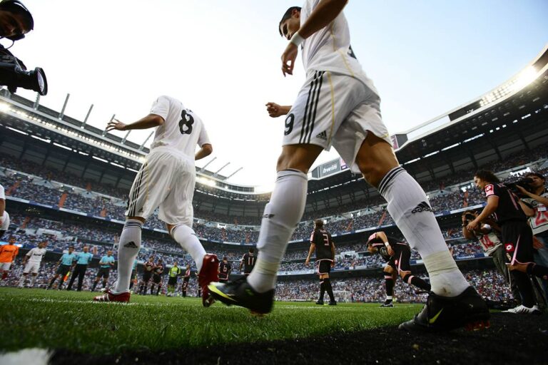 Cristiano Ronaldo y otro jugador en el campo de juego de un estadio de fútbol.