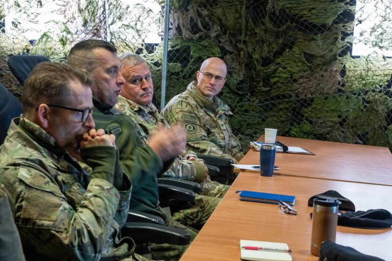 Oficiales militares en una reunión de estrategia en un área de entrenamiento en Polonia.