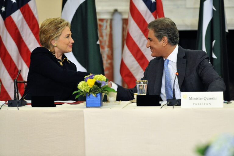 Hillary Clinton y el Ministro de Asuntos Exteriores de Pakistán, Makhdoom Shah Mahmood Qureshi, conversando en el Departamento de Estado de EE. UU.
