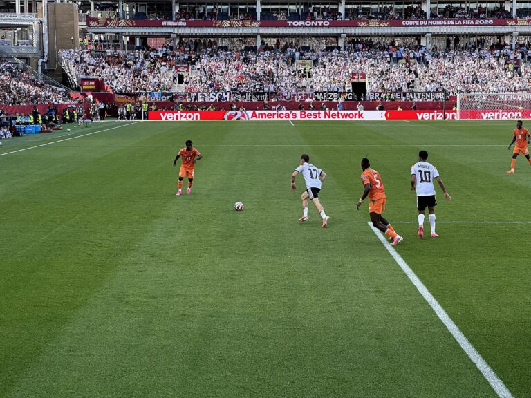 Jugadores de fútbol en el campo de juego durante un partido de la Copa Mundial de la FIFA 2026.