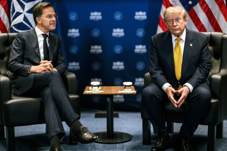 Joe Biden y Donald Trump sentados en una conferencia de prensa en Ankara, Turquía.