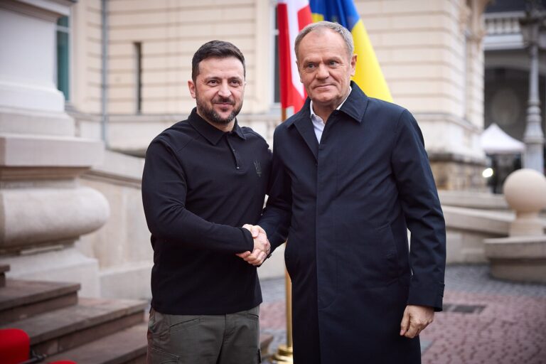 Donald Tusk y Volodímir Zelenski dándose la mano en Lviv.