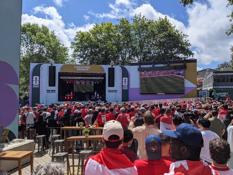 Multitud de aficionados en un festival de aficionados del Mundial 2026 en Vancouver, Canadá.