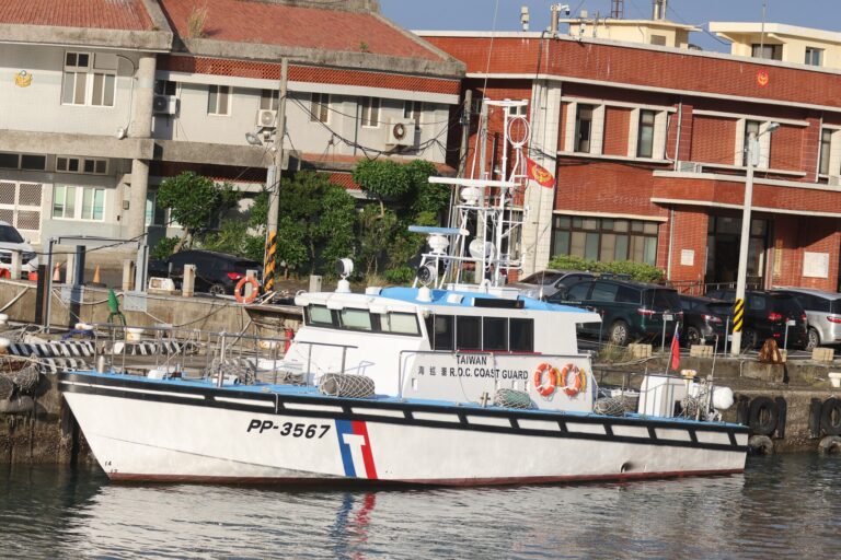 Patrulla de la Guardia Costera de Taiwán, barco PP-3567, en el agua.