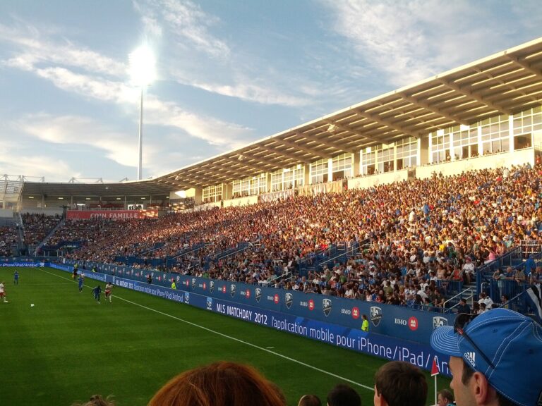 Vista de un estadio de fútbol lleno de espectadores durante un partido.