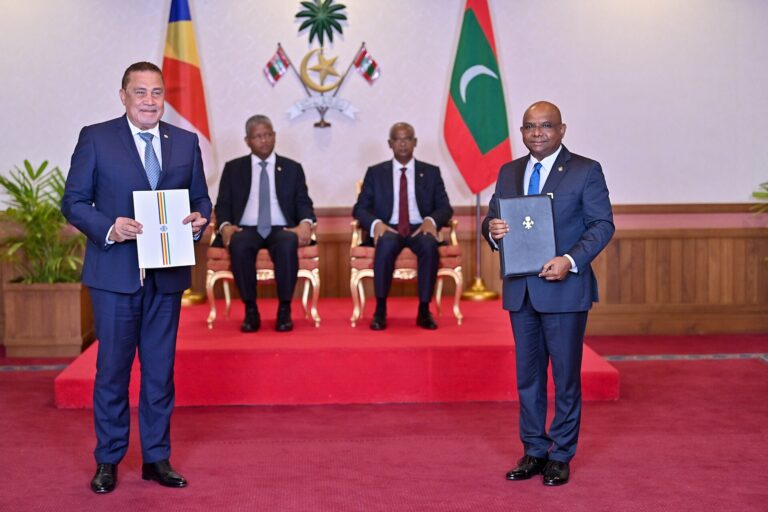 Ceremonia de intercambio de acuerdos entre Maldivas y Seychelles, con varios dignatarios presentes.