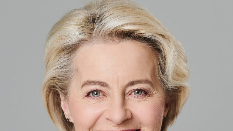 Retrato de Ursula von der Leyen, presidenta de la Comisión Europea, sonriendo a la cámara.