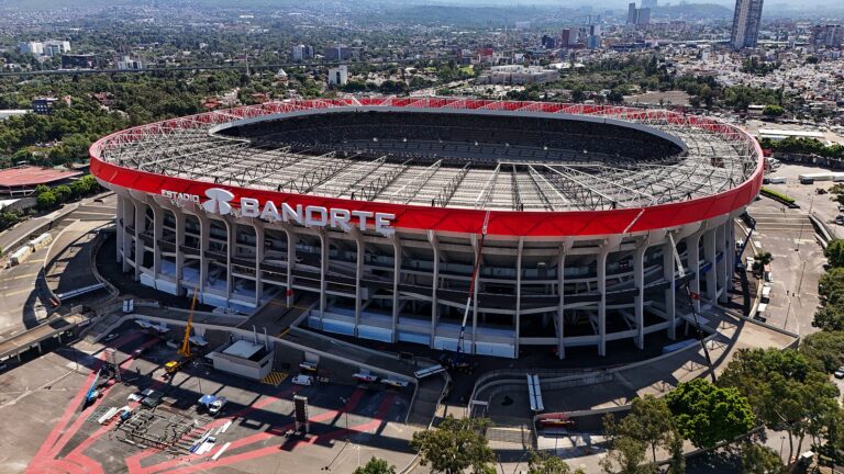Vista aérea del Estadio Azteca en Ciudad de México, mostrando su estructura moderna.