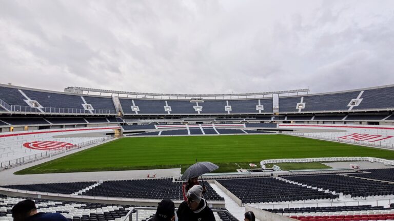 Vista panorámica del estadio Monumental de Guayaquil, mostrando las gradas vacías y el campo de juego.