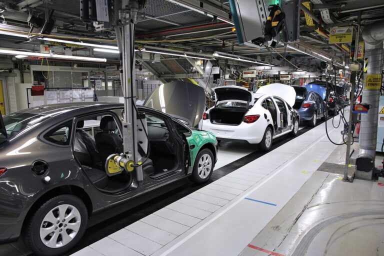 Línea de ensamblaje de fábrica de automóviles. Se ve un coche moderno en una planta de fabricación.