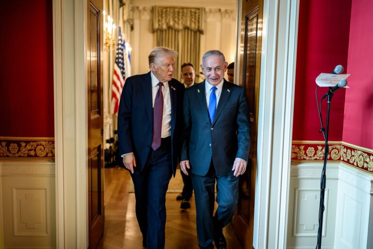 Donald Trump y Benjamin Netanyahu en una conferencia de prensa conjunta en la Casa Blanca.