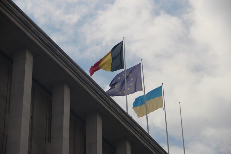 Banderas de Bélgica, la Unión Europea y Ucrania ondeando en un edificio gubernamental en Bruselas.