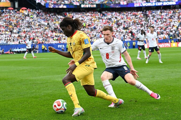 Jugadores de Inglaterra y Ghana compiten en un partido de la Copa Mundial de la FIFA 2026.
