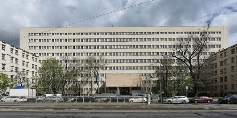 Fachada del Ministerio de Defensa de Polonia en Varsovia, un edificio gubernamental grande y moderno.
