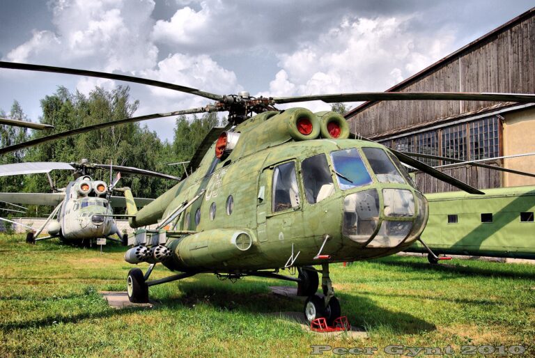 Helicóptero militar Mi-8 estacionado en un área de exhibición al aire libre.