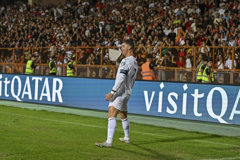 Cristiano Ronaldo celebra un gol en un partido de clasificación mundialista en Estambul.