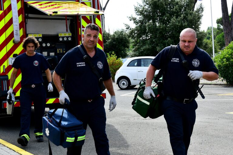 Oficiales de Carabineros de Chile en un camión de bomberos en Cerrillos.