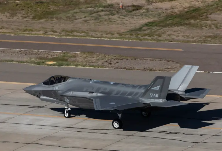 Un caza furtivo F-35 Lightning II estacionado en una pista de aeropuerto.