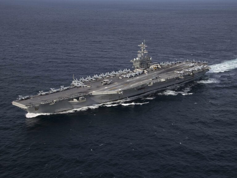El portaaviones USS Abraham Lincoln navegando en el océano.
