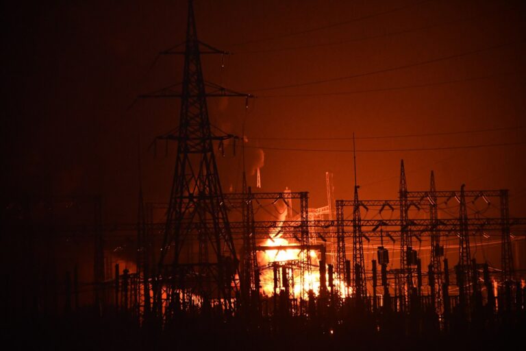 Incendio en una instalación de infraestructura energética en Ucrania tras bombardeos rusos.