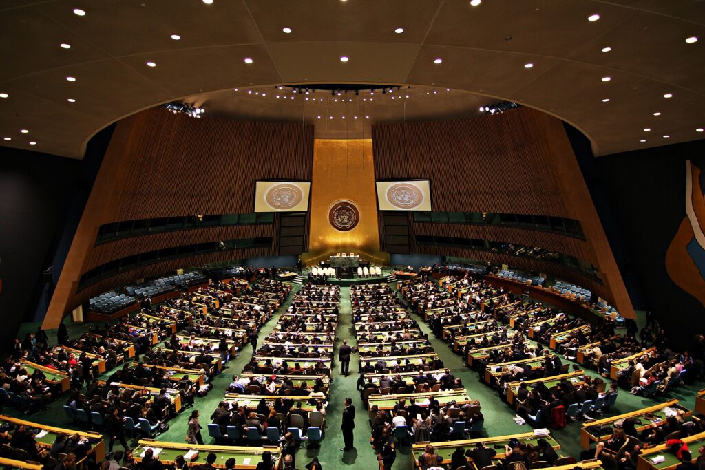 Vista general del salón de la Asamblea General de la ONU, lleno de delegaciones y representantes.