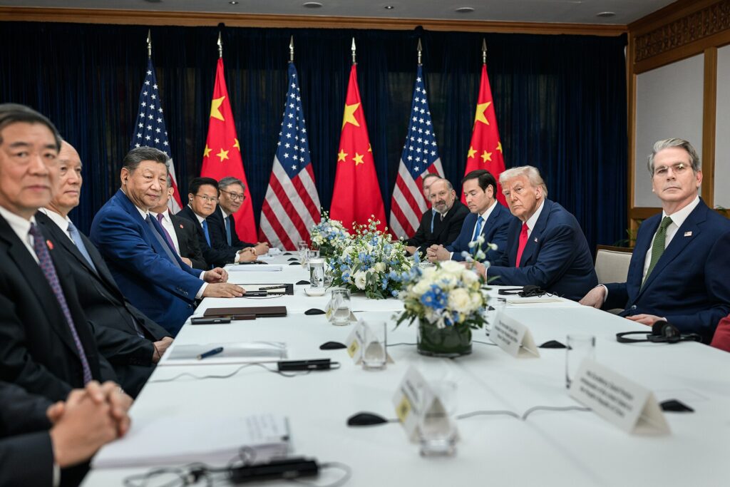 Donald Trump y Xi Jinping en una reunión bilateral en Washington, discutiendo IA y Taiwán.