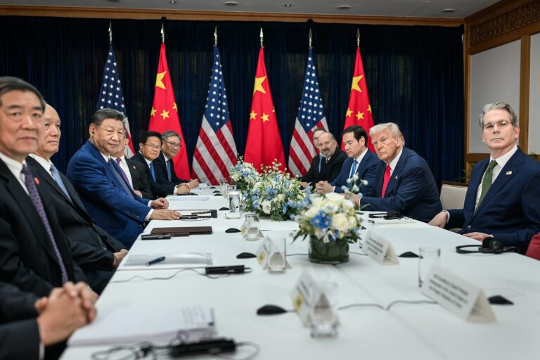 Donald Trump y Xi Jinping en una reunión bilateral en Washington, discutiendo IA y Taiwán.