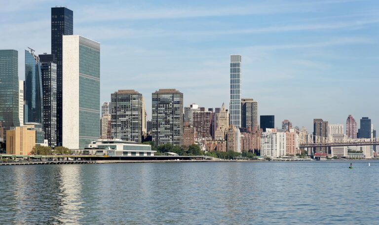 Vista del río con edificios en el fondo, incluyendo el complejo de las Naciones Unidas.