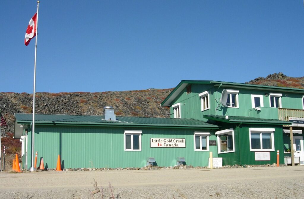 Oficinas de la estación fronteriza de Little Gold Creek, Yukon, Canadá.