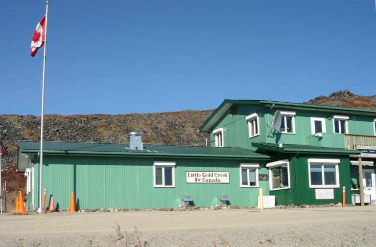 Oficinas de la estación fronteriza de Little Gold Creek, Yukon, Canadá.