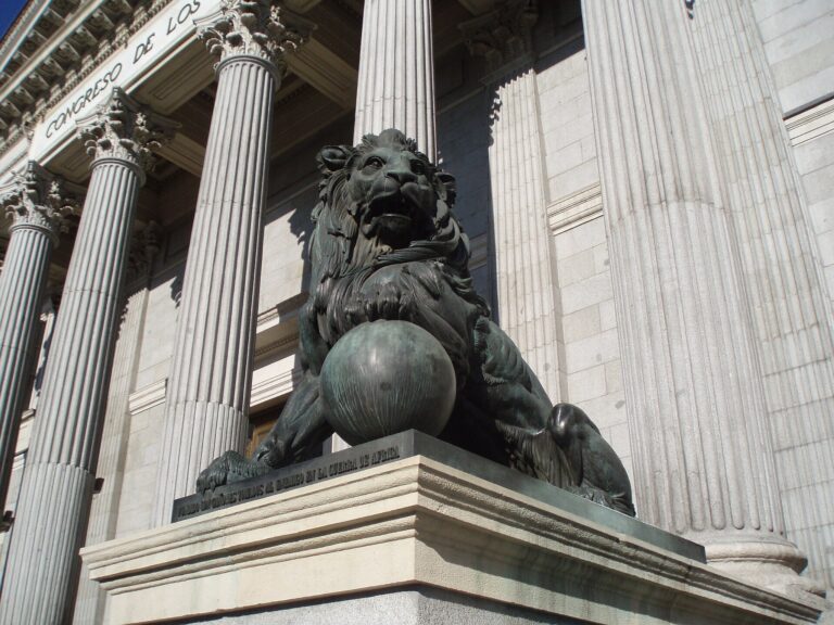 Una estatua de león frente al edificio del Congreso de los Diputados en Madrid.