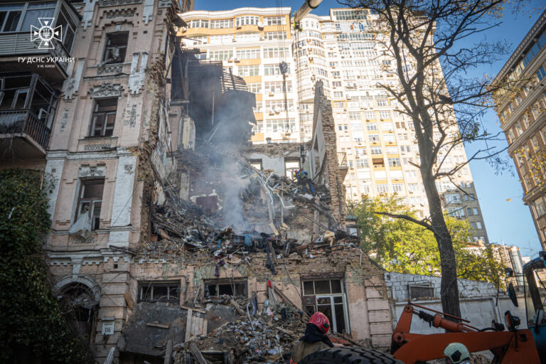 Edificio parcialmente destruido en Kyiv tras un ataque con drones y misiles.