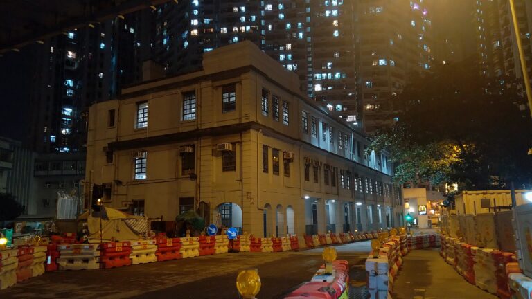 Exterior de una estación de policía o edificio judicial, representando un lugar de autoridad.