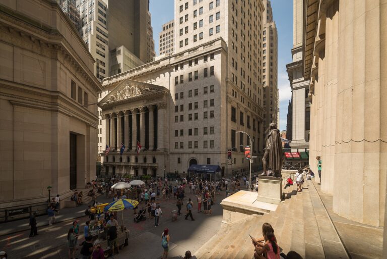 Vista de la Bolsa de Nueva York, un edificio histórico en el centro de la ciudad.
