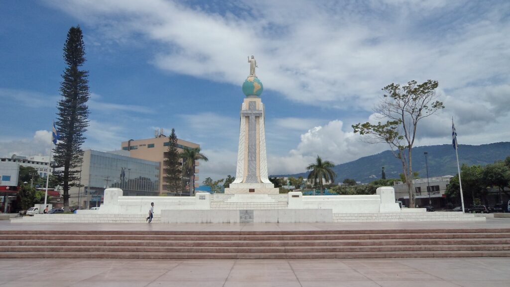 Vista del Monumento al Divino Salvador del Mundo en la Plaza las Américas, San Salvador.