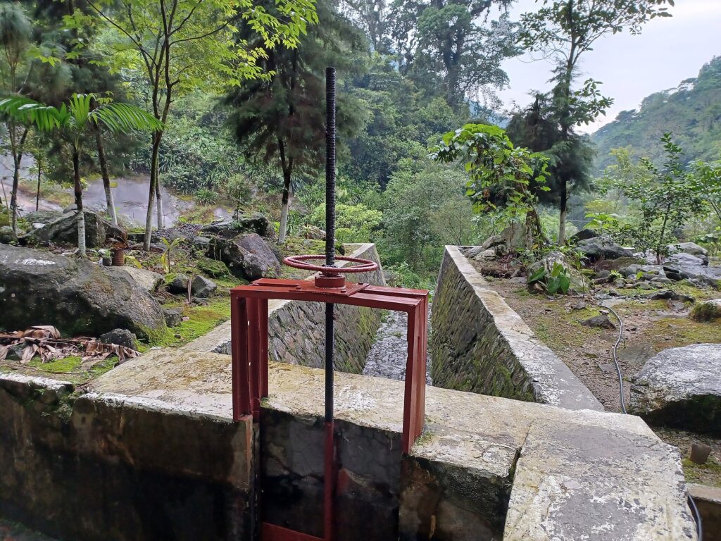 Planta hidroeléctrica abandonada sobre el río Cabuz, Guatemala.