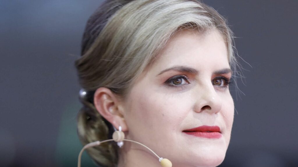 Retrato de Laura Fernández, presidenta de Costa Rica, en un evento oficial.