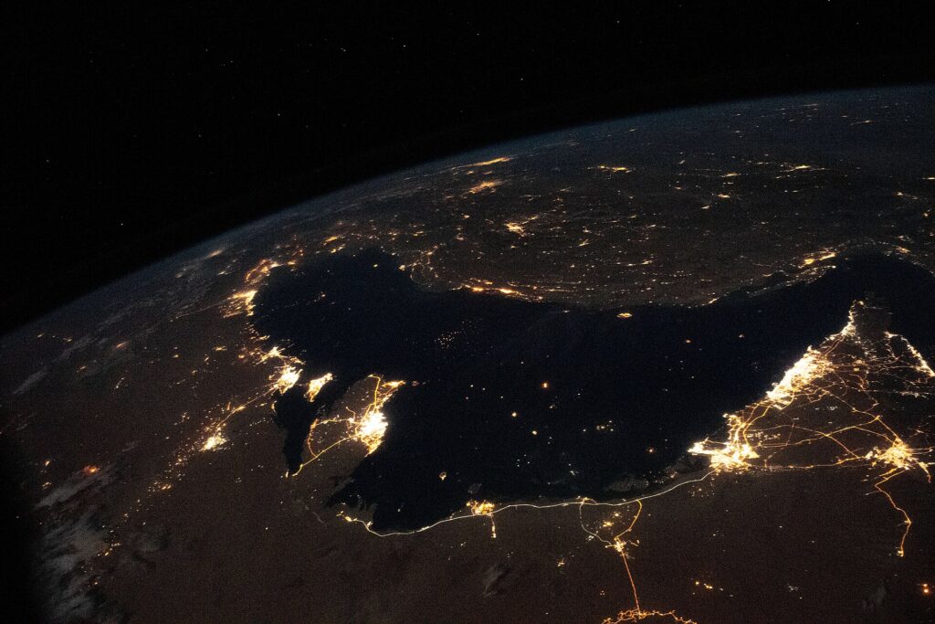 Vista nocturna del Golfo Pérsico desde la Estación Espacial Internacional, mostrando luces de ciudades en países como Irán, Irak y Kuwait.