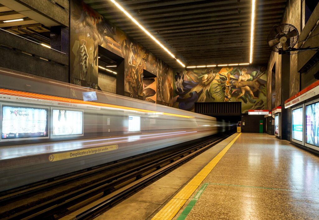 Vista de un tren del Metro de Santiago en la estación Universidad de Chile.