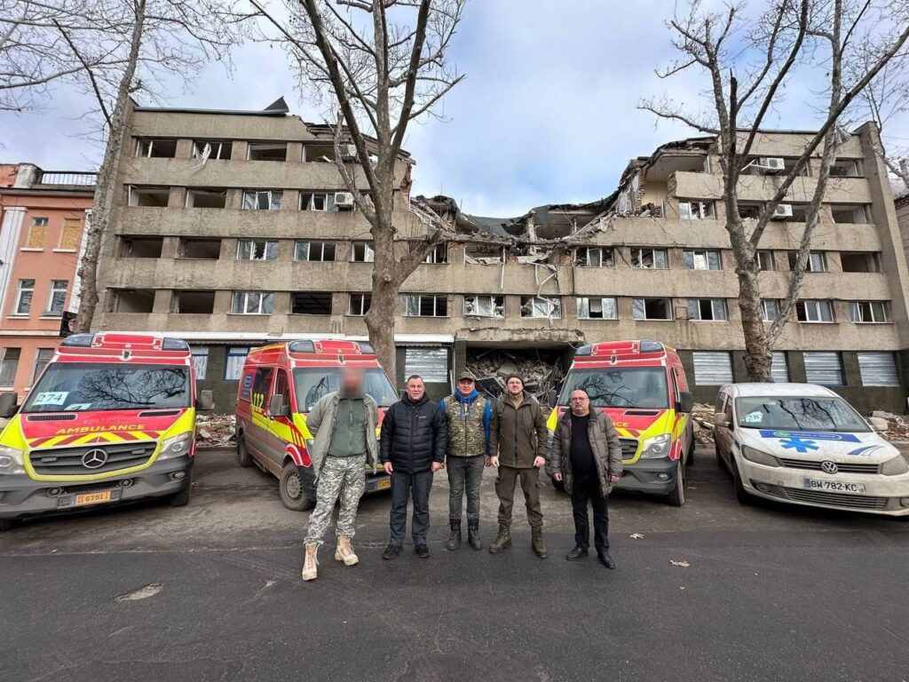 Personal en el exterior de un edificio dañado en Mykolaiv tras bombardeos rusos.