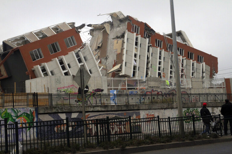 Edificio colapsado en Concepción tras el terremoto de Chile de 2010.