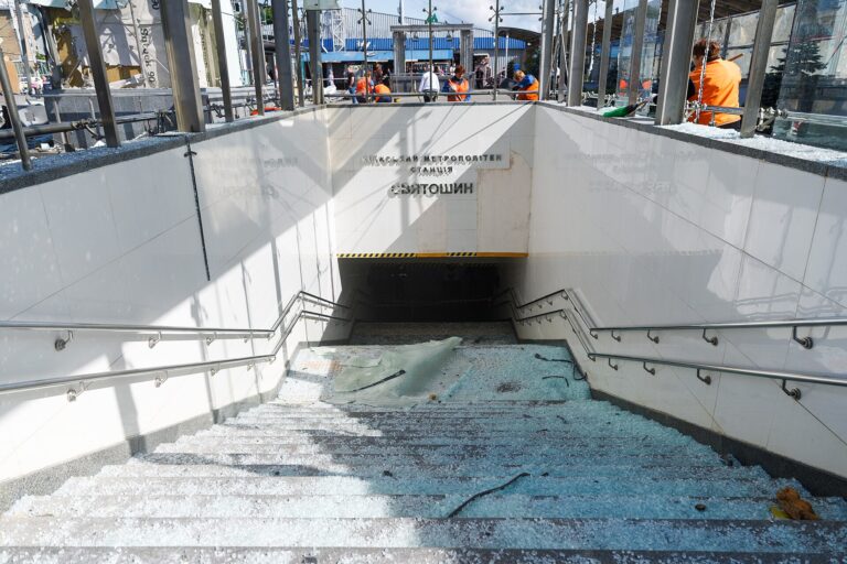 Escaleras de un paso subterráneo con restos de escombros y daños visibles.