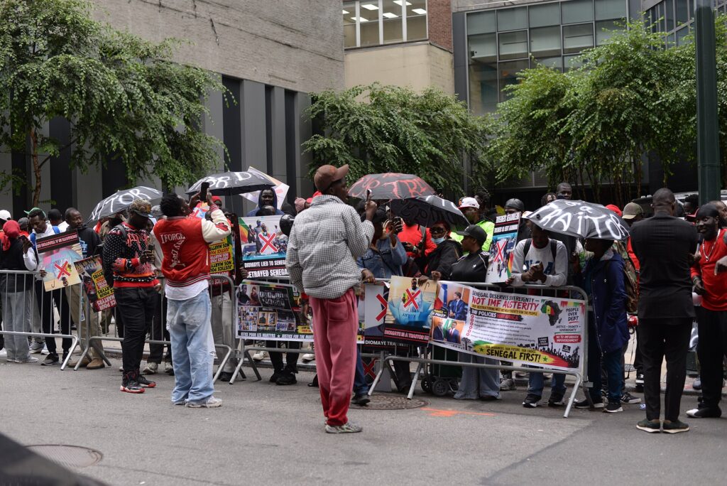 Manifestantes protestan frente a la Asamblea General de la ONU.