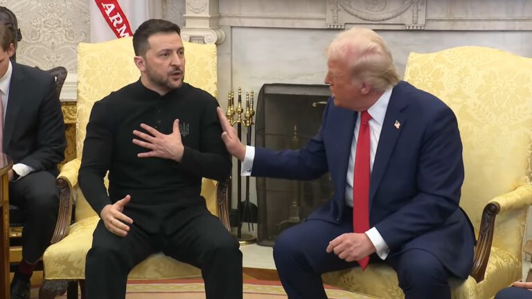 Trump y Zelenskyy en una reunión en la Oficina Oval, con un tercer hombre visible a la izquierda.