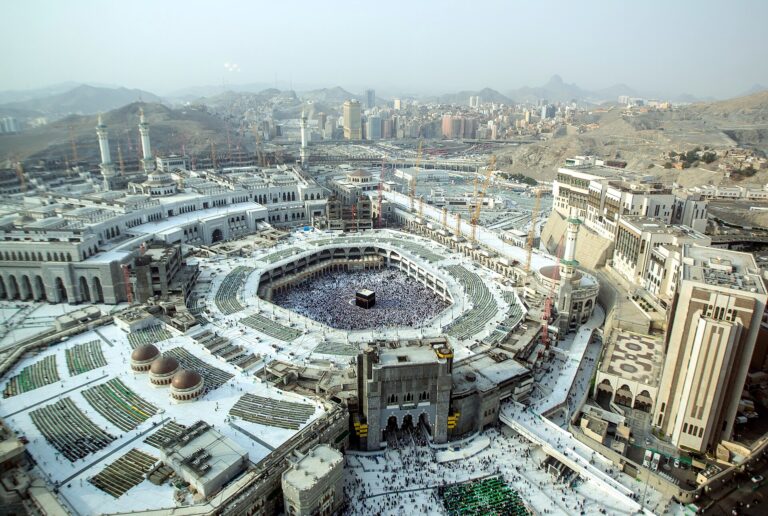 Vista aérea de la Gran Mezquita de La Meca (Masjid al-Haram) con la Kaaba en el centro.