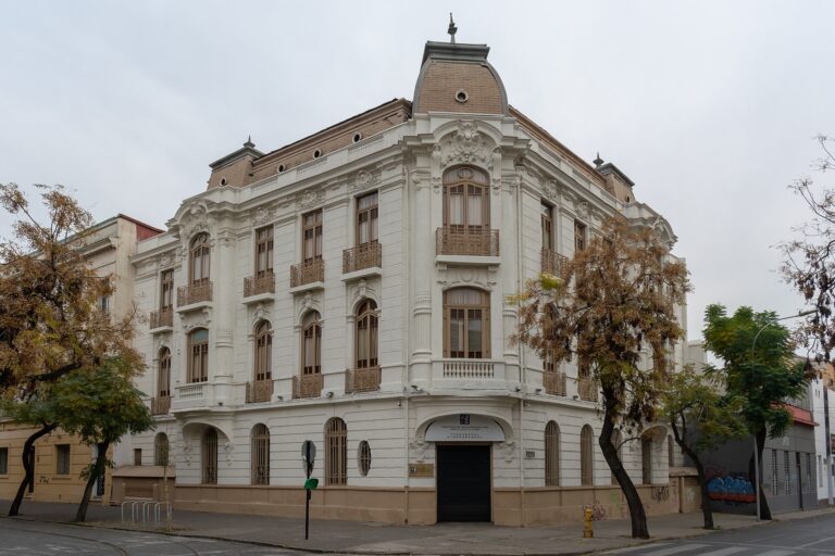 Fachada de un edificio histórico en una calle urbana, probablemente en Chile.